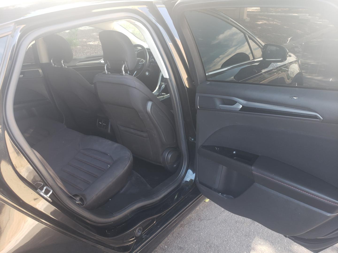2014 /gray and black Ford Fusion Hybrid SE (3FA6P0LU3ER) with an 2.0L L4 DOHC 16V engine, 6-Speed Automatic Overdrive transmission, located at 323 E Dunlap Ave., Phoenix, AZ, 85020, (602) 331-9000, 33.567677, -112.069000 - 2014 Ford Fusion SE Hybrid......EXCELLENT condition,....ONLY 110K MILES!!!..... A Real Must See!!.... No accidents, Power everything, Touch screen Stereo/cd player, Phone sync, Bluetooth, Satellite compatible, Backup camera, Navigation, Ice cold ac, Clean Gray and Black interior with Black cloth sea - Photo#14
